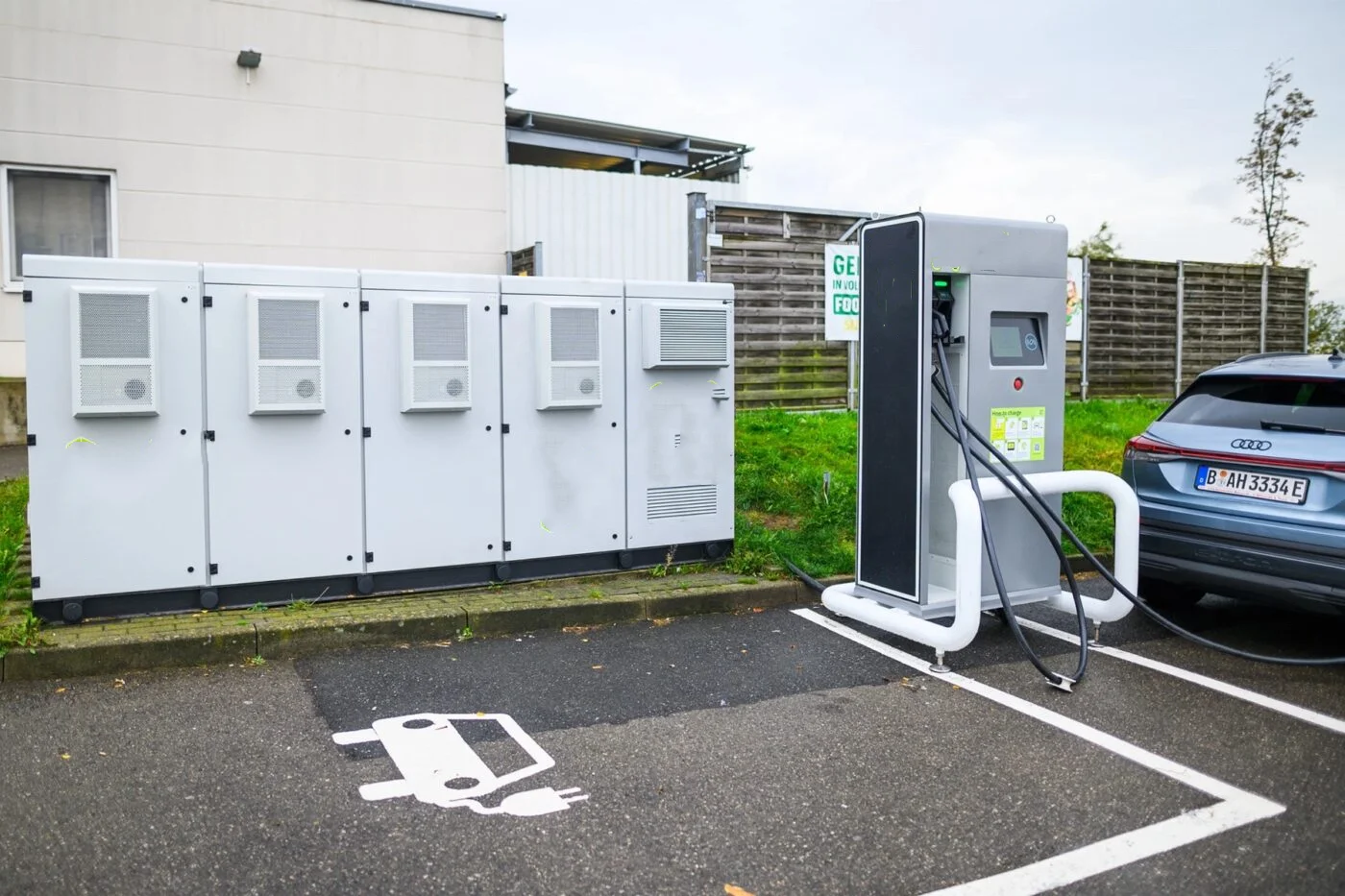 300kWh Battery Energy Storage System BESS with Small DG Generator Input & Solar Panels Access for Self Consumption in Farm