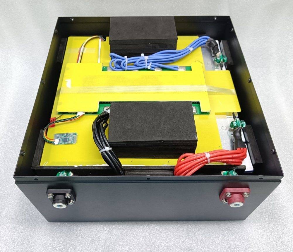 OEM Lithium Ion Battery 12V 36V 48V 60V 72V 10a 20a 30a 40a 50a 60a 70a 80a 90a 100a 200a 300a LiFePO4 Battery with Customizable Current and Multiple Ports for Golf Cart Ebike Motorcycle Applications